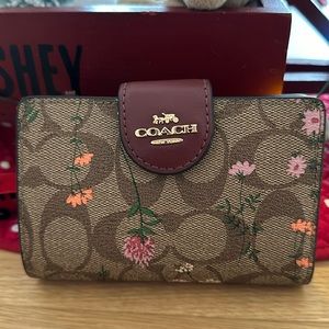 Medium Corner Zip Wallet In Signature Canvas With Wildflower Print